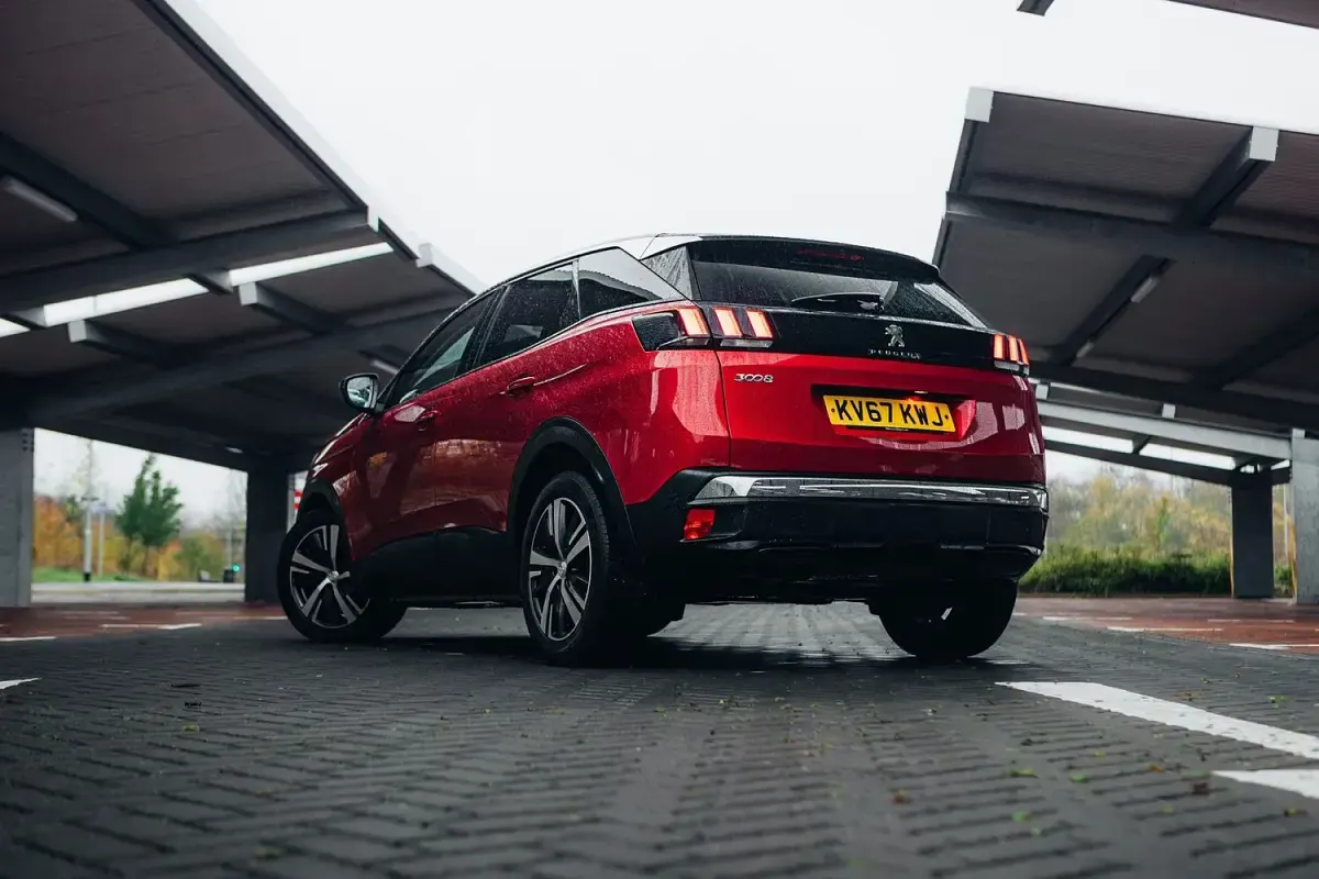 Used Peugeot 3008 Active 120 HP (88 kW) 2017 Red Hatchback