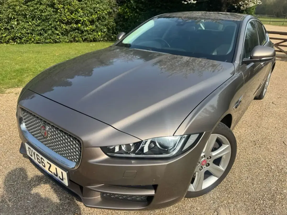 Używany Jaguar XE Portfolio 2016 Brązowy Sedan/Limuzyna