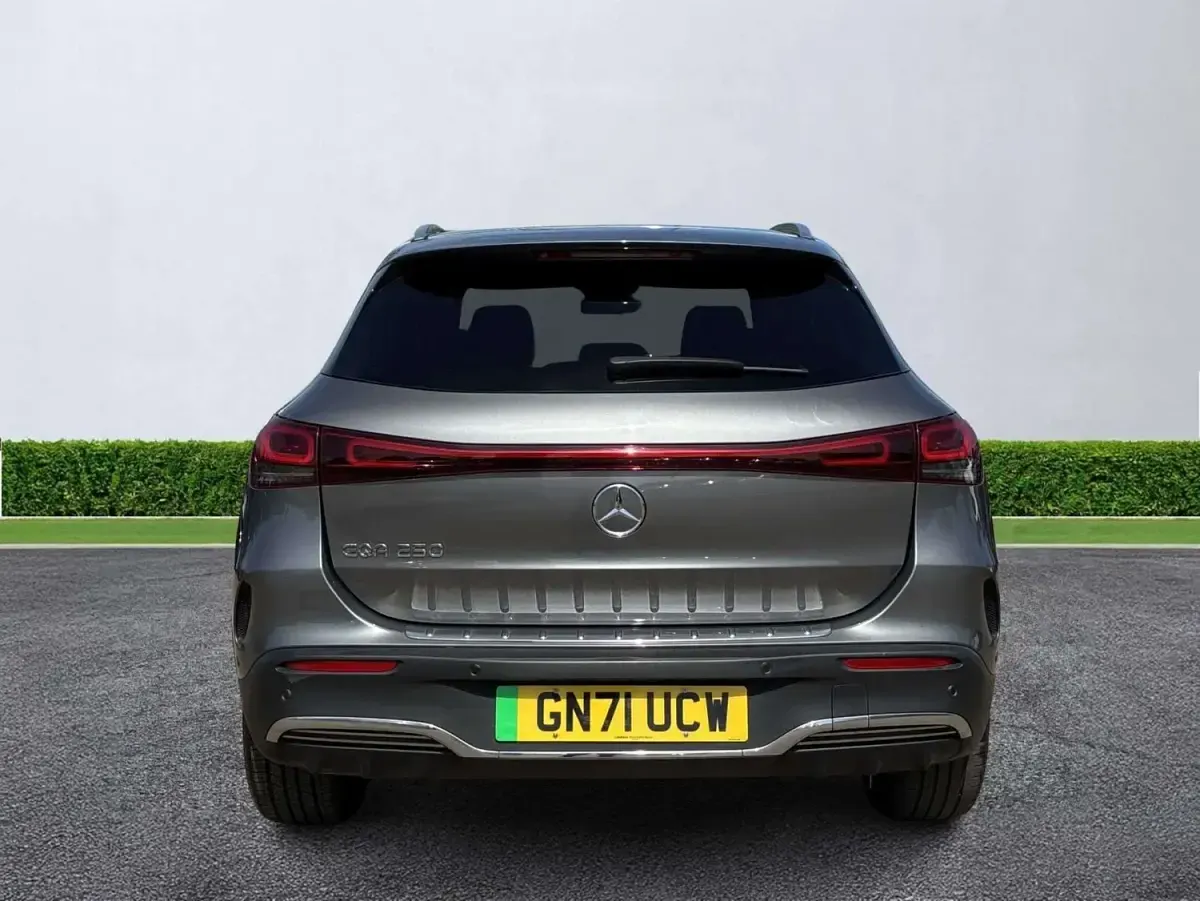 Begagnad Mercedes EQA250 AMG line 139 kW (190 HK) 2022 Grå SUV