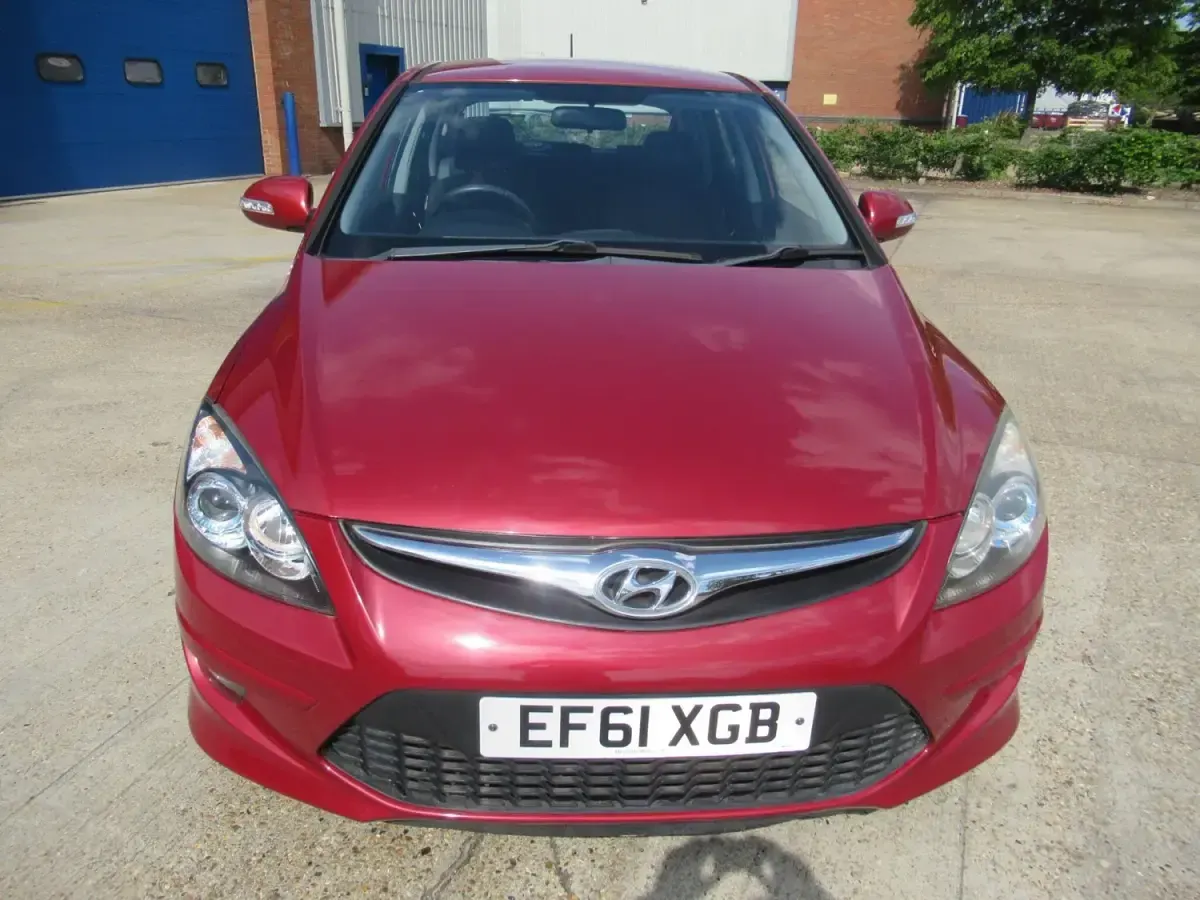 Begagnad Hyundai i30 Comfort 2012 Röd Halvkombi