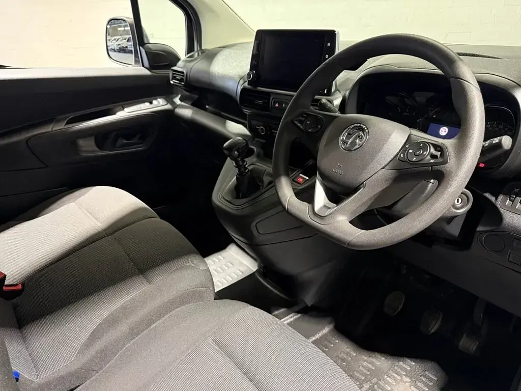 Used Vauxhall Combo S 100 HP (73 kW) 2024 White MPV