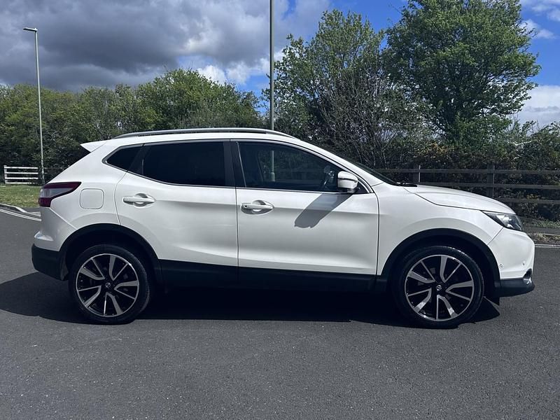 Used Nissan Qashqai Tekna 110 HP (80 kW) 2015 White SUV