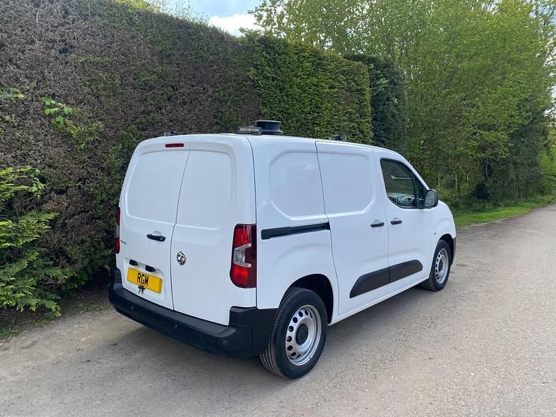 Second-hand Vauxhall Combo Edition 100 CP (73 kW) 2019 Alb Monovolum