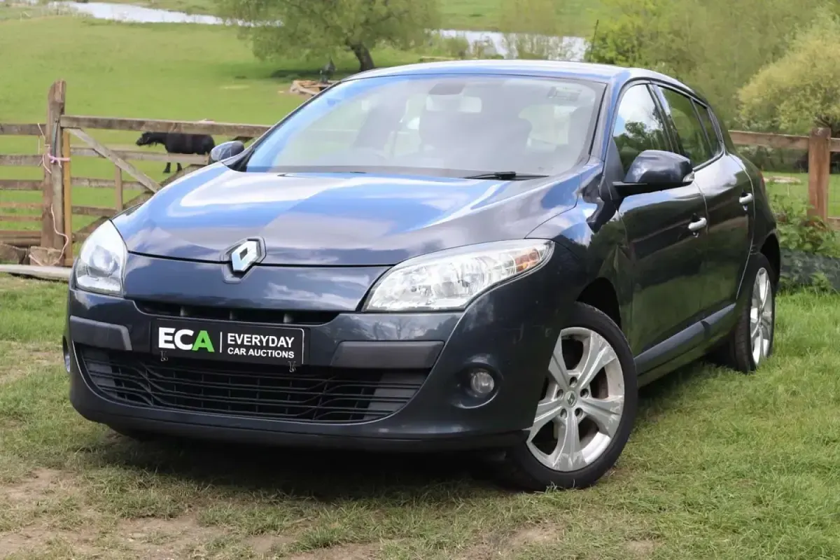 Usado Renault Mégane Dynamique 110 HP (80 kW) 2011 Cinzento Citadino