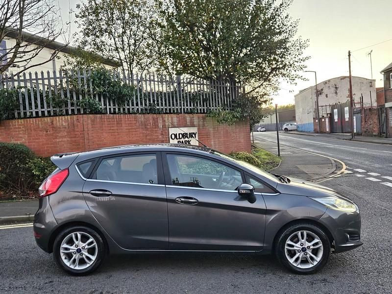 Begagnad Ford Fiesta Zetec 2016 Grå Halvkombi