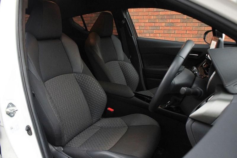 Used Toyota C-HR Design 122 HP (89 kW) 2023 White SUV