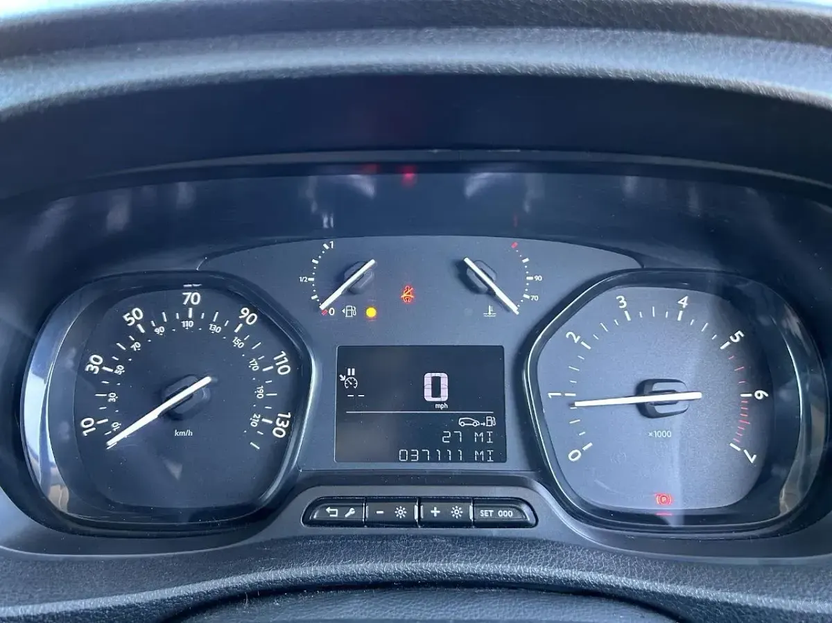 Second-hand Peugeot Expert Premium 102 CP (75 kW) 2023 Alb Van