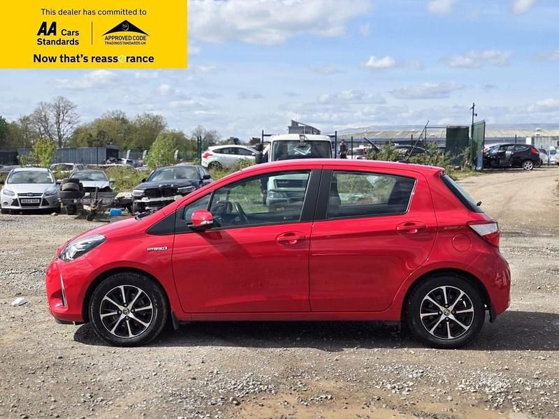 Used Toyota Yaris Hybrid 100 HP (73 kW) 2019 Red Hatchback