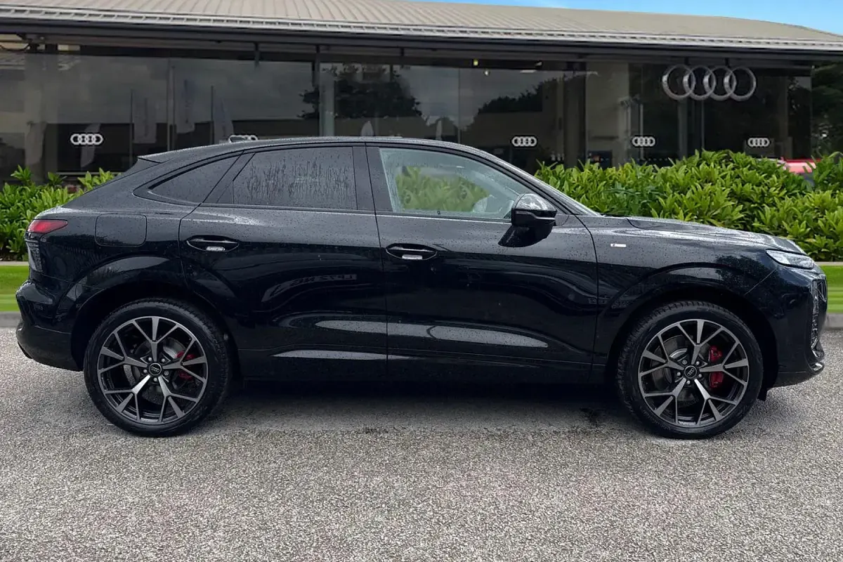 New Audi Q3 Sportback Comfort 204 HP (150 kW) 2026 Black SUV
