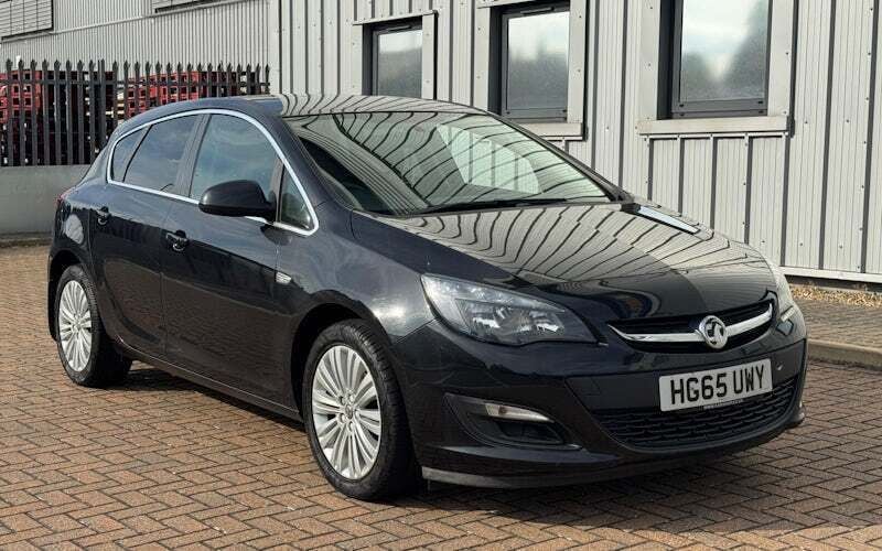 Black Used 2015 Vauxhall Astra Excite Hatchback | £4,000 (Fair price) - Image 1/4