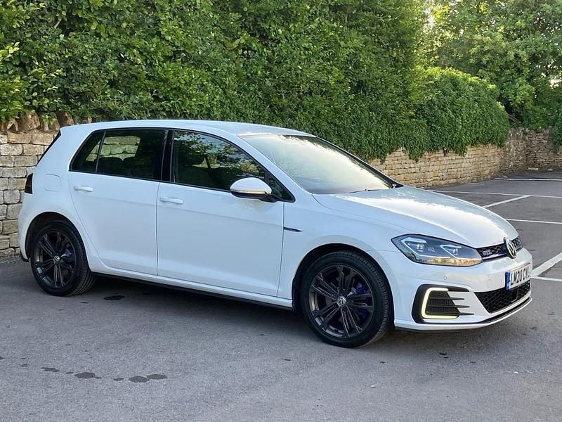 Pure white Used 2020 VW Golf VII GTE Hatchback | £10,795 (Fair price) - Image 1/4