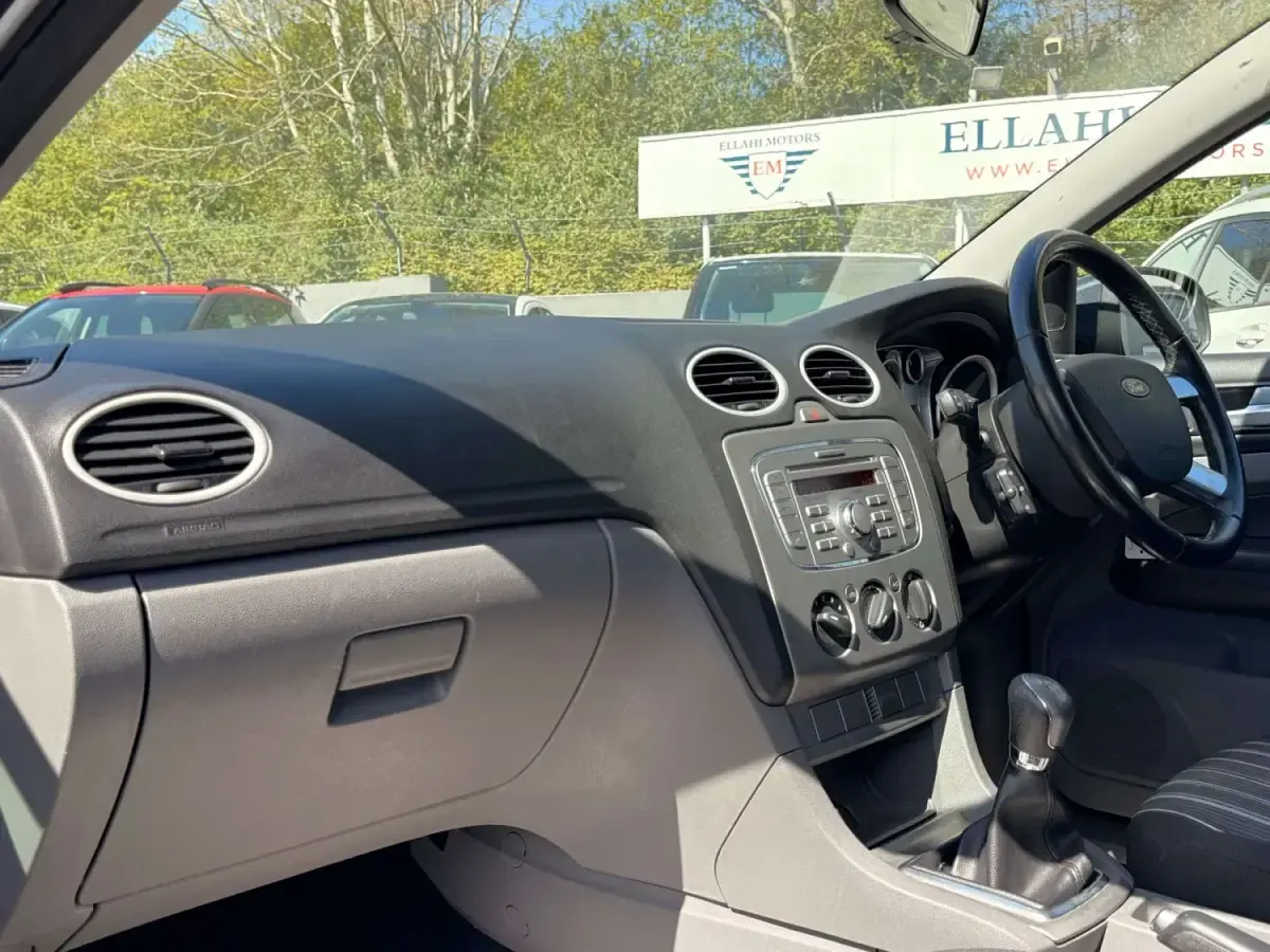 Begagnad Ford Focus Style 99 HK (72 kW) 2009 Grå Halvkombi