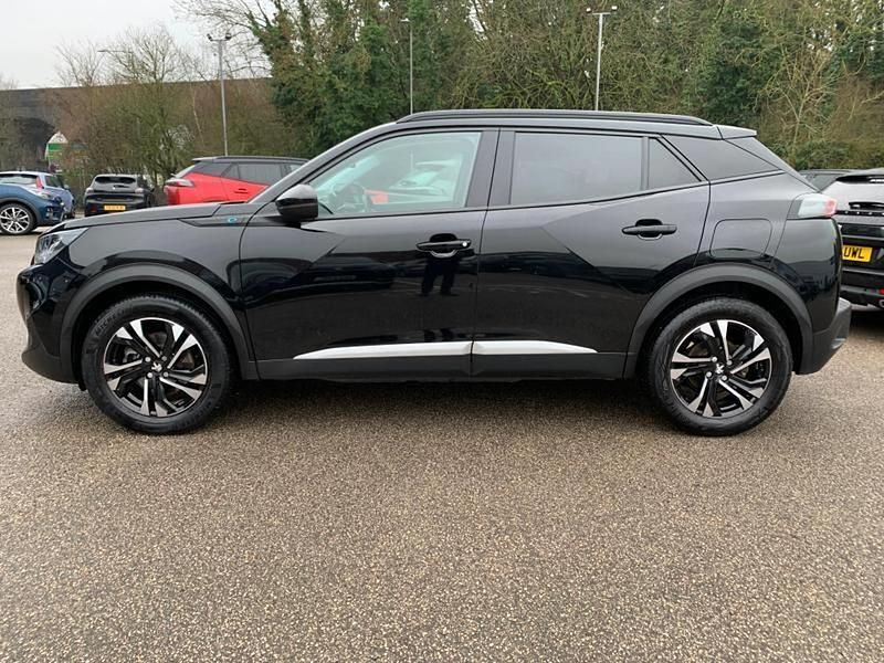 Second-hand Peugeot e-2008 Allure+ 98 kW (134 CP) 2022 Negru SUV