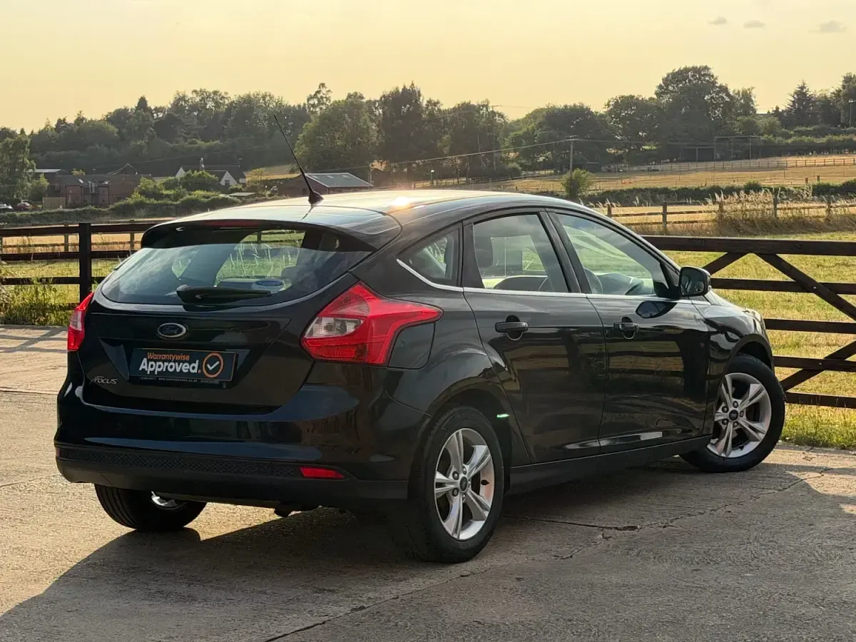 Used Ford Focus Zetec 125 HP (91 kW) 2013 Black Hatchback