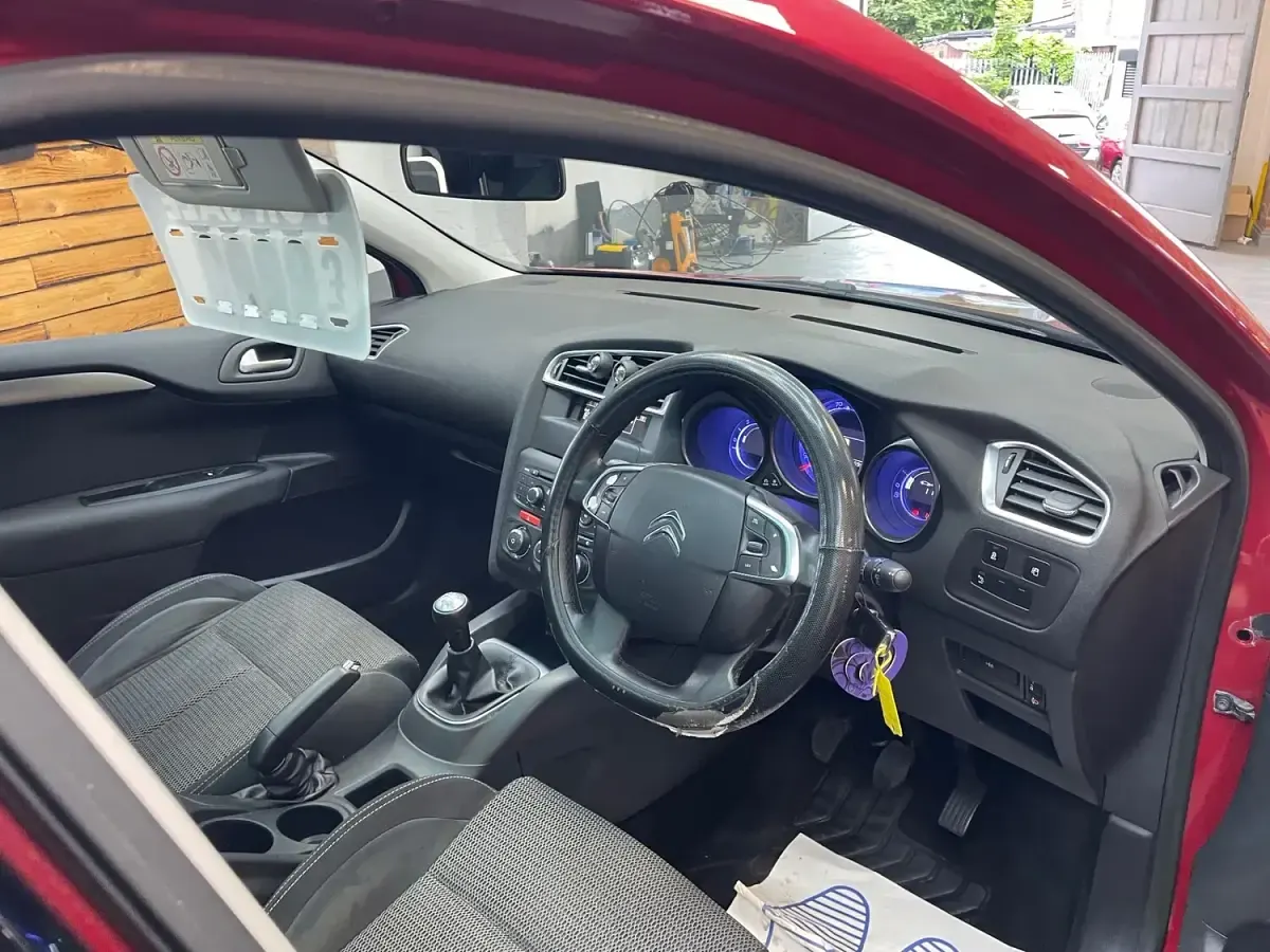 Used Citroën C4 SELECTION 114 HP (83 kW) 2014 Red Hatchback