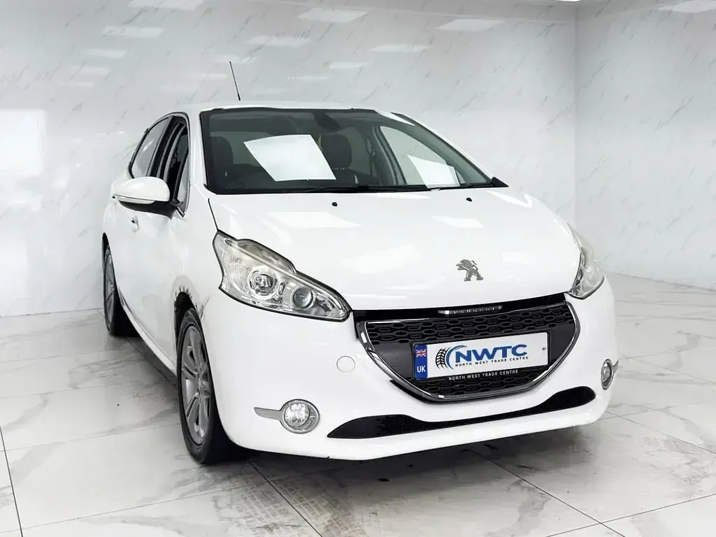 Used Peugeot 208 Allure 82 HP (60 kW) 2013 White Hatchback