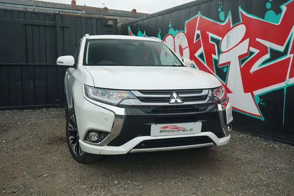 Used Mitsubishi Outlander P-HEV 200 HP (147 kW) 2018 White SUV
