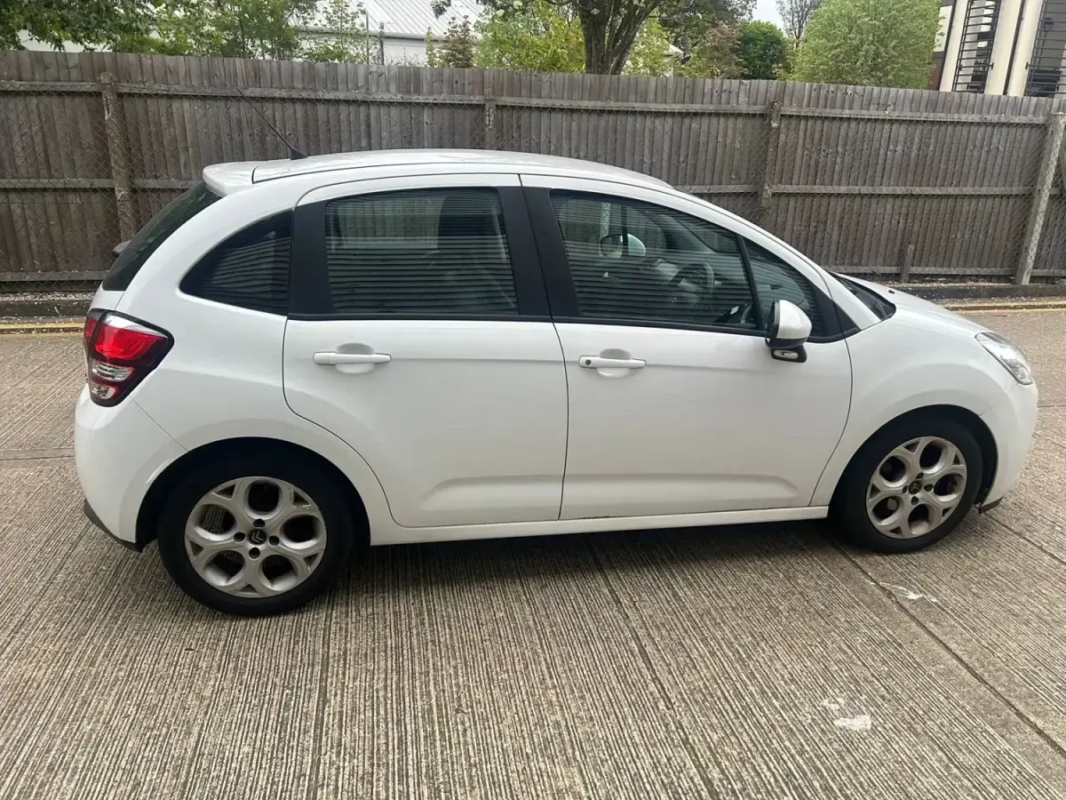 Begagnad Citroën C3 PureTech 2016 Vit Halvkombi
