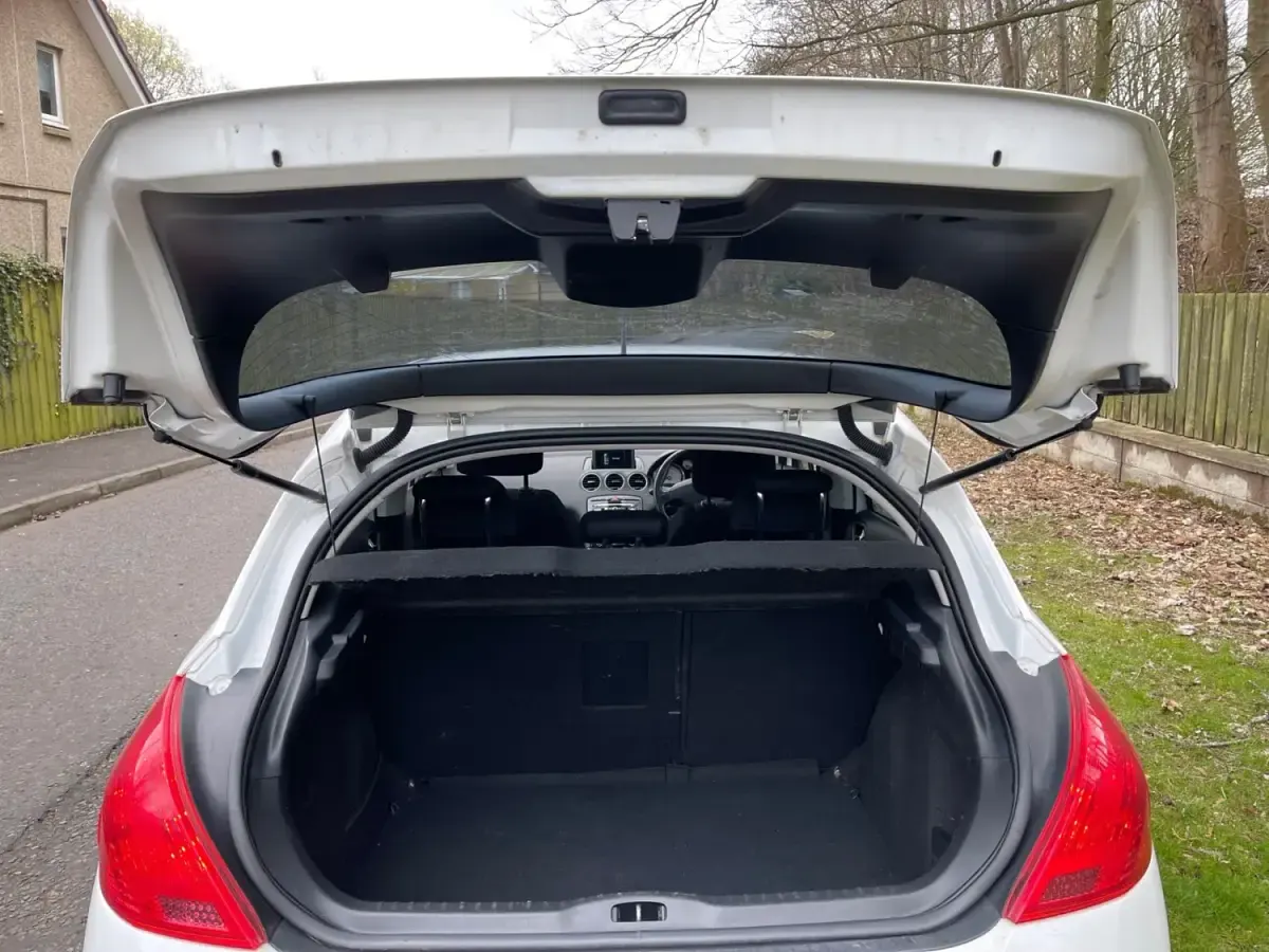 Gebraucht Peugeot 308 Active 2013 Weiß Kleinwagen