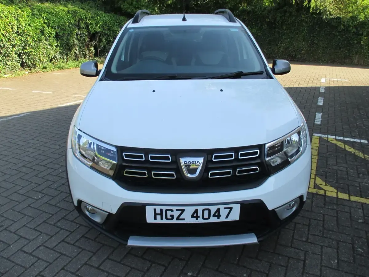 Used Dacia Sandero Lauréate 90 HP (66 kW) 2017 White Hatchback