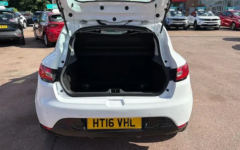 Used Renault Clio Dynamique 90 HP (66 kW) 2016 White Hatchback