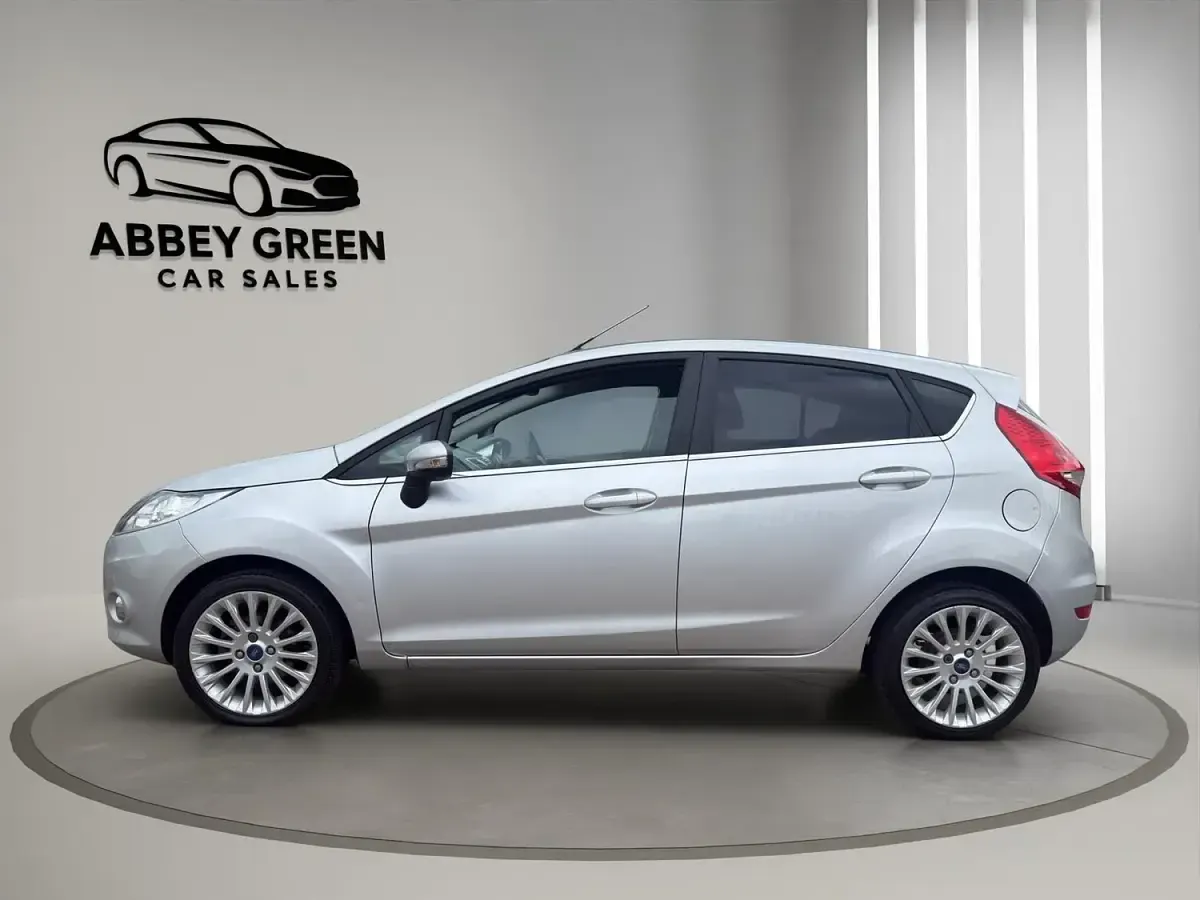 Used Ford Fiesta Titanium 95 HP (69 kW) 2011 Silver Hatchback