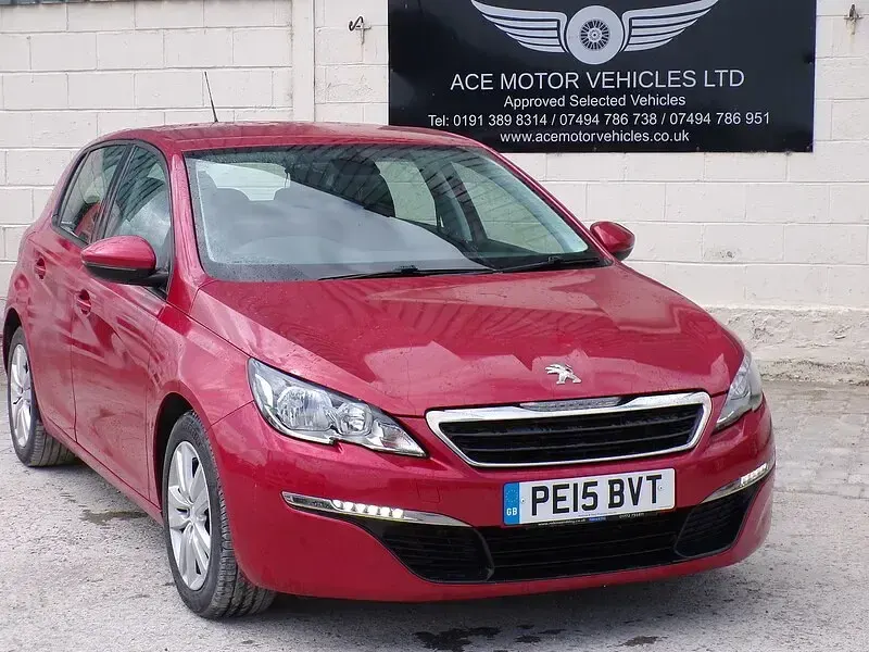 Used Peugeot 308 Active 100 HP (73 kW) 2015 Red Hatchback