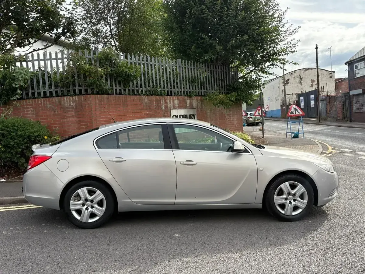 Used Vauxhall Insignia 140 HP (102 kW) 2011 Silver Hatchback