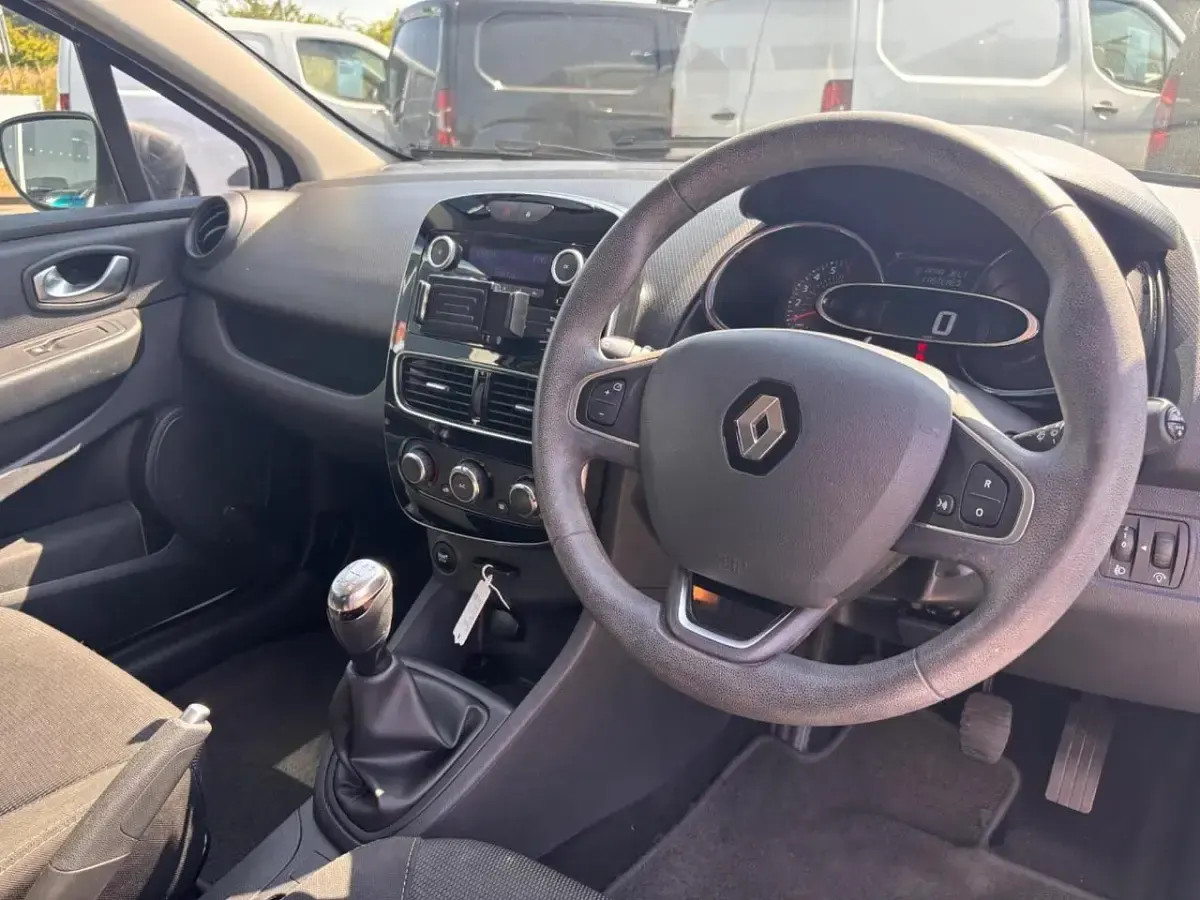 Used Renault Clio Play 90 HP (66 kW) 2017 White Hatchback