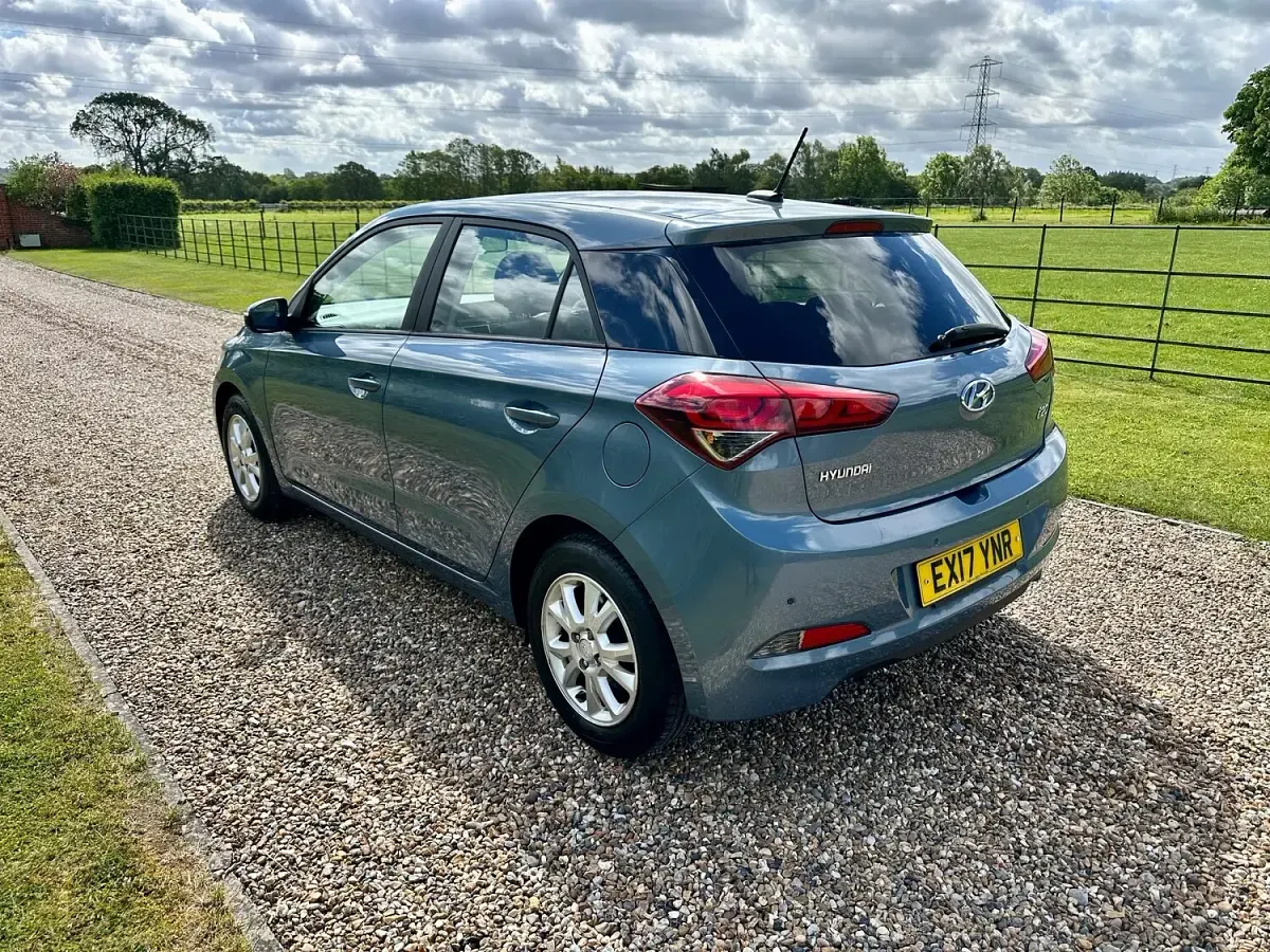 Used Hyundai i20 SE 84 HP (61 kW) 2017 Aqua sparkling blue Hatchback
