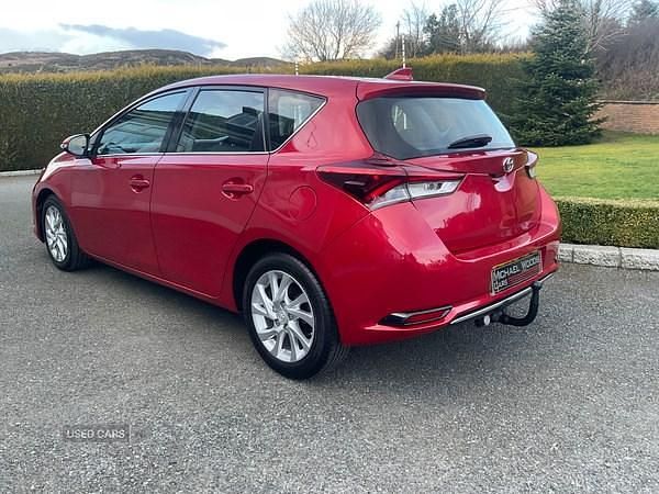 Used Toyota Auris Business Edition 112 HP (82 kW) 2016 Red Hatchback