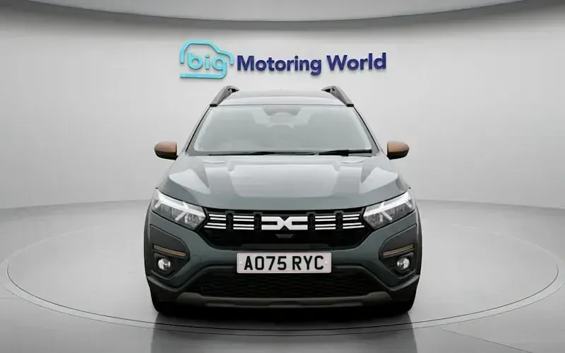 Used Dacia Jogger Extreme 141 HP (103 kW) 2025 Green MPV