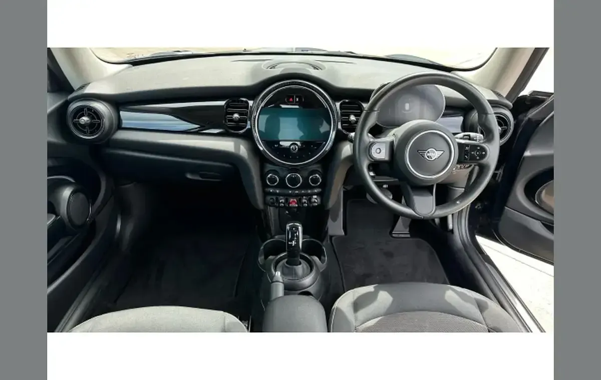 Usado Mini Cooper Comfort 136 CV (100 kW) 2022 Negro Utilitario