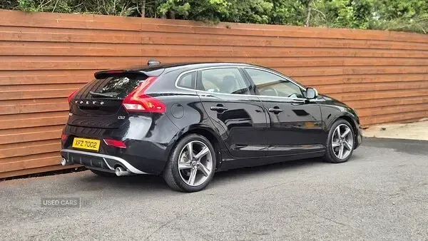 Used Volvo V40 R-Design 115 HP (84 kW) 2015 Black Hatchback