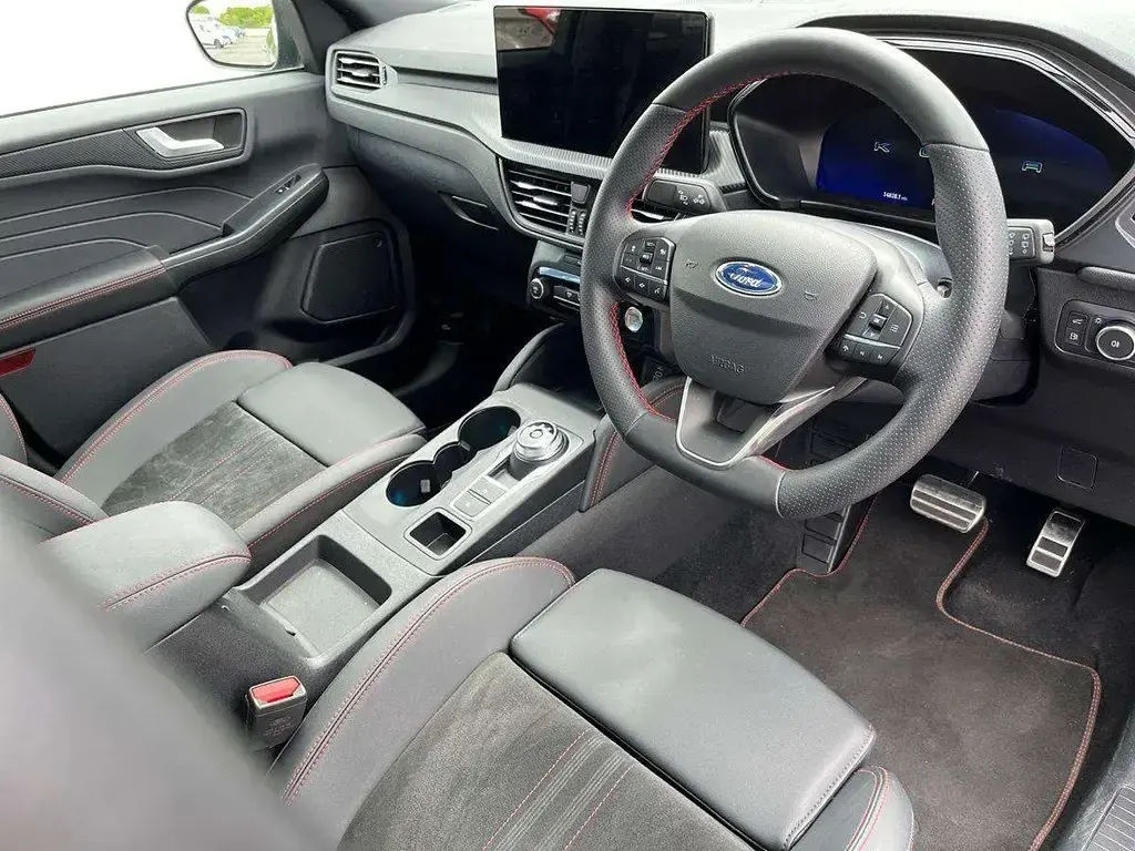 Usado Ford Kuga ST-Line X 239 HP (175 kW) 2025 Cinzento SUV