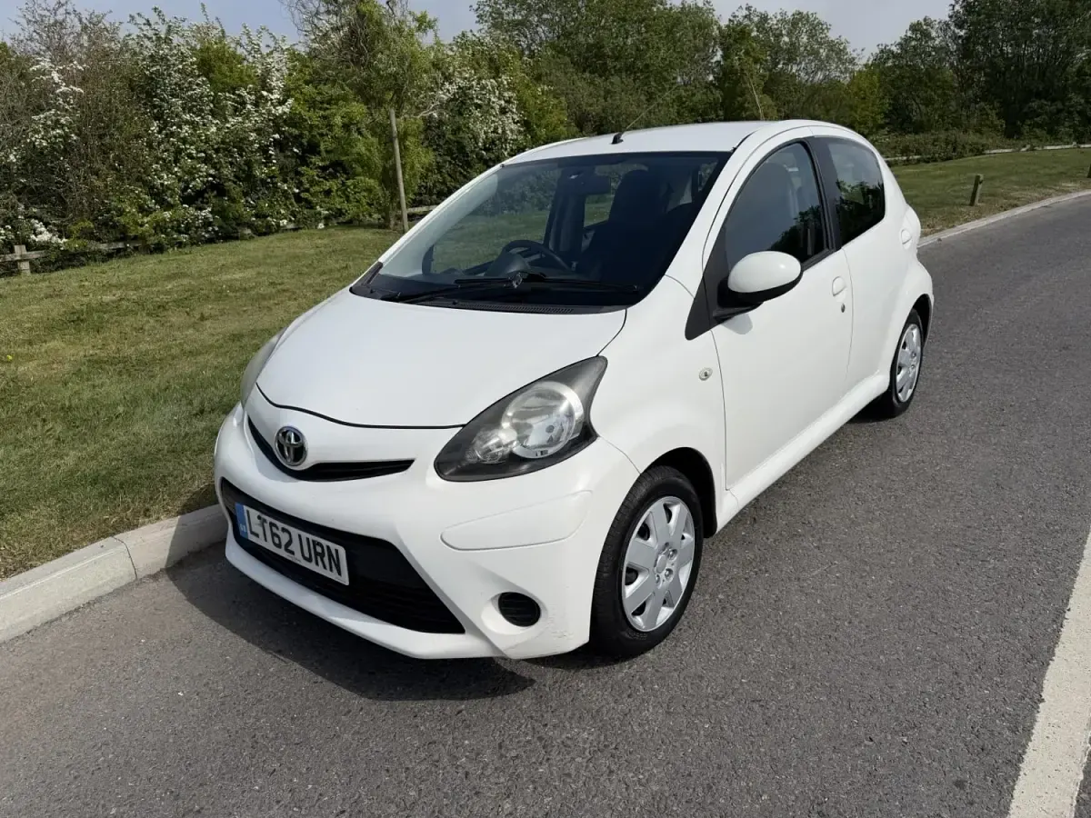 Gebraucht Toyota Aygo 68 PS (50 kW) 2012 Weiß Kleinwagen