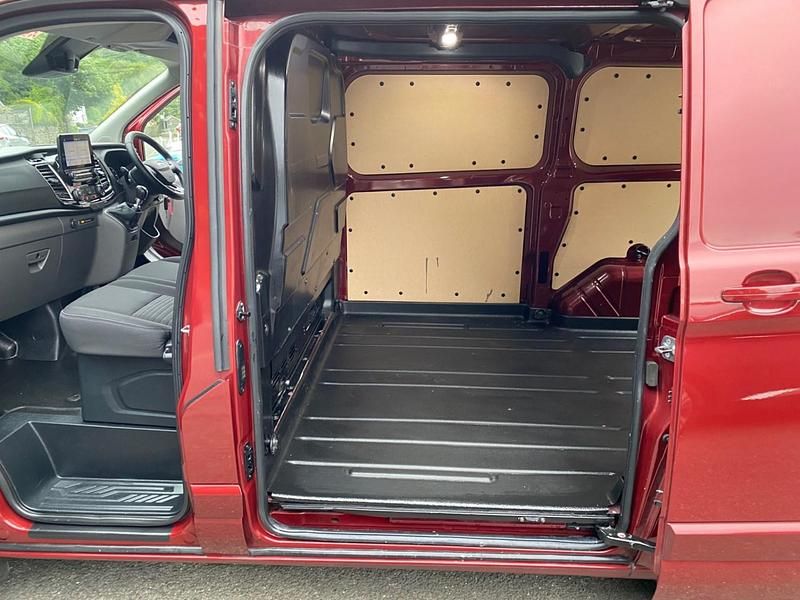 Used Ford Transit Custom Limited 130 HP (95 kW) 2021 Red Van