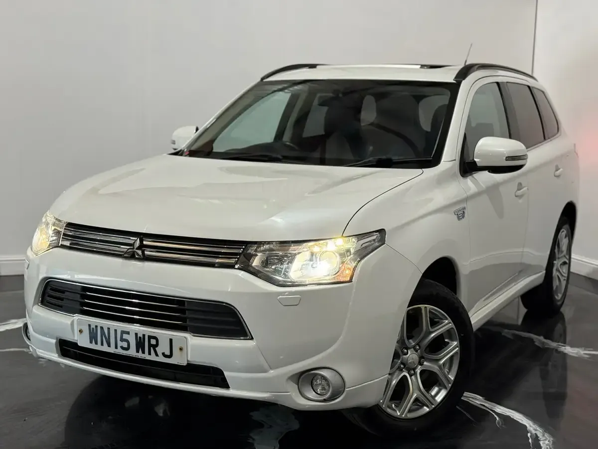 Used Mitsubishi Outlander P-HEV 200 HP (147 kW) 2015 White Estate