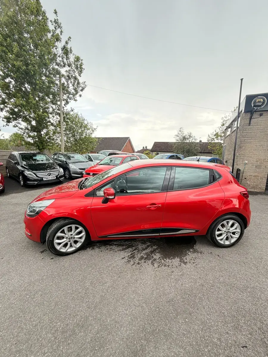Używany Renault Clio IV Dynamique 75 KM (55 kW) 2018 Czerwony Hatchback