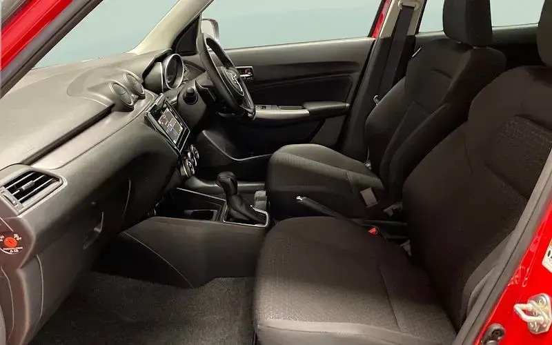 Begagnad Suzuki Swift SZ5 83 HK (61 kW) 2022 Röd Halvkombi