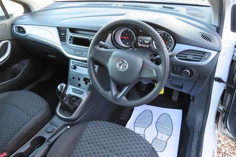 Used Vauxhall Astra 2018 White Estate