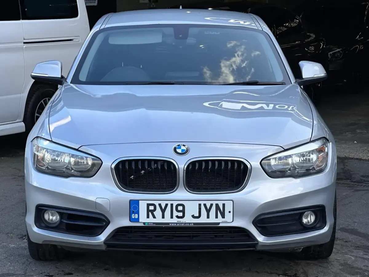 Usado BMW 118 Sport Line 2019 Plateado Utilitario