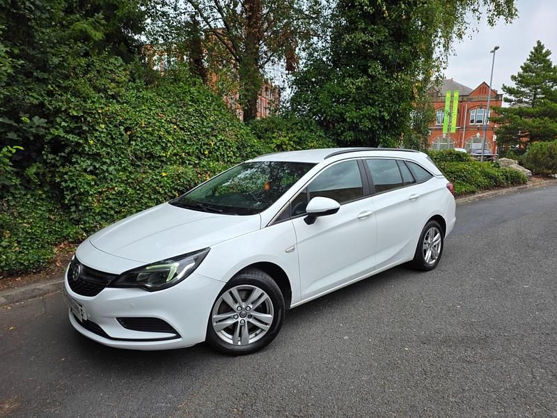 Used Vauxhall Astra 2019 White Estate