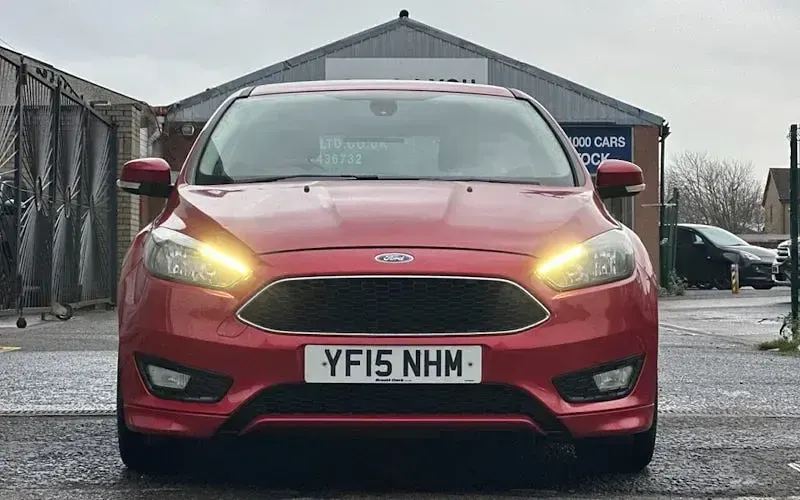 Used Ford Focus Zetec 120 HP (88 kW) 2015 Red Hatchback