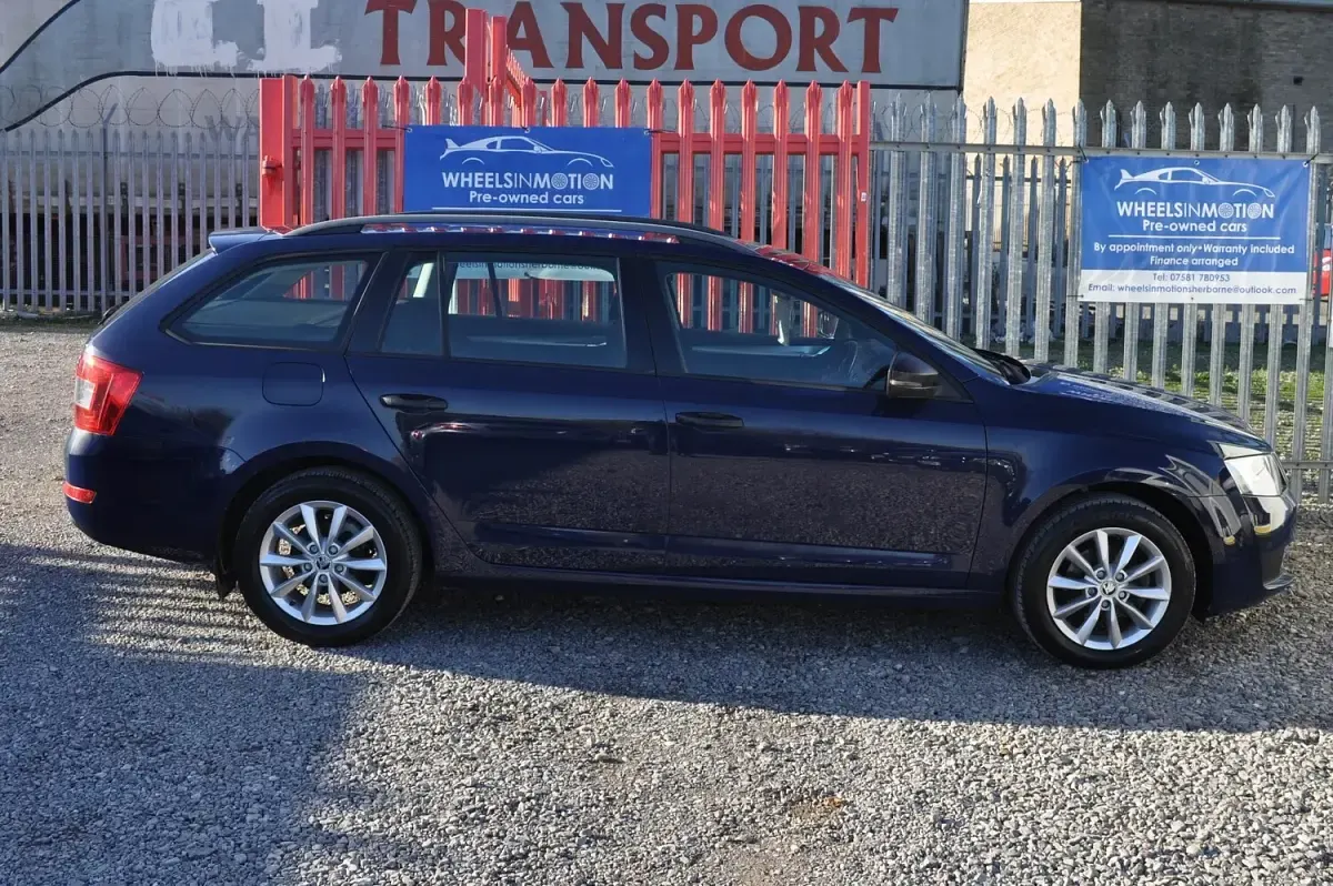 Used Skoda Octavia 110 HP (80 kW) 2015 Blue Estate
