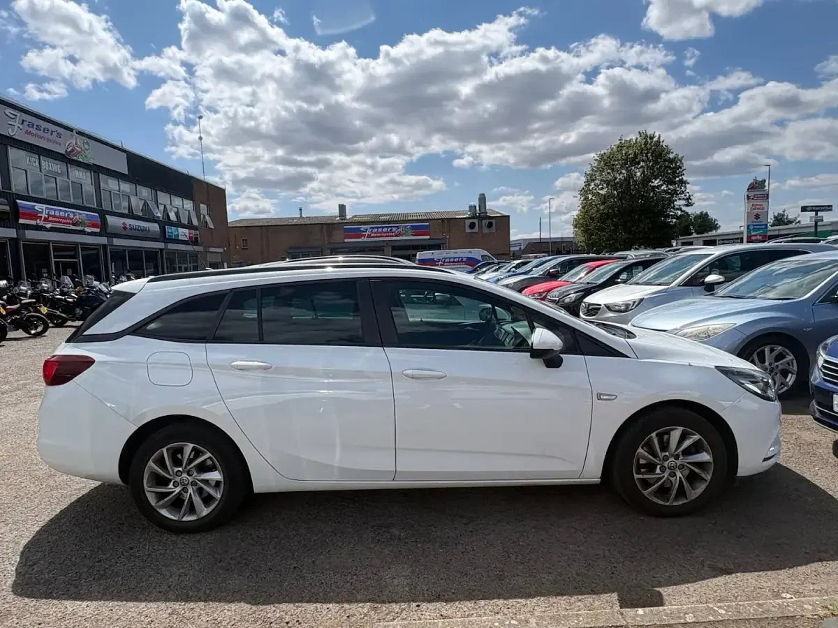 Used Vauxhall Astra Design Edition 136 HP (100 kW) 2019 White Estate