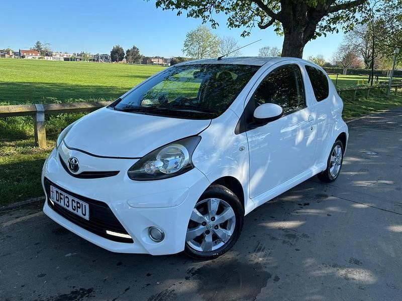 Begagnad Toyota Aygo 68 HK (50 kW) 2013 Vit Halvkombi