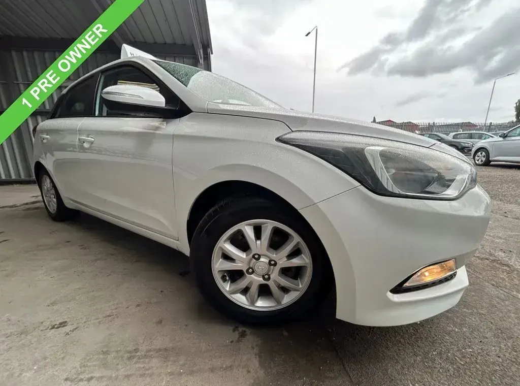 Used Hyundai i20 SE 84 HP (61 kW) 2017 White Hatchback