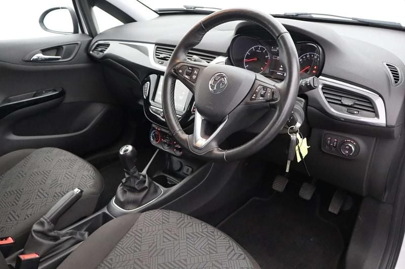 Used Vauxhall Corsa 75 HP (55 kW) 2018 White Hatchback