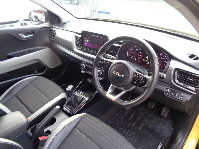 Usado Kia Stonic 118 HP (86 kW) 2022 Amarelo SUV